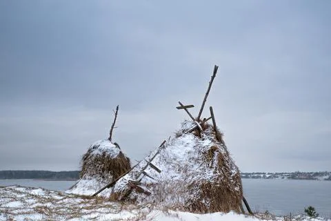 Snow-covered haystack against the background of the winter sky. Foto stock