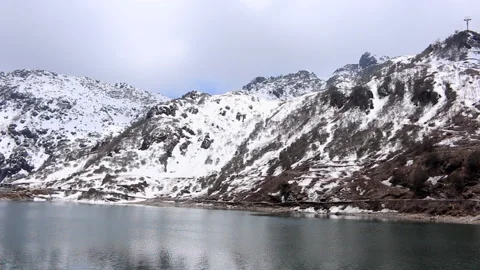 Snow-Covered Himalayan Mountains and Alpine Lake in Sikkim, India Vídeos de archivo 345873469