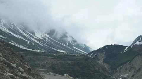 Snow covered Himalayan mountains and road Vídeos de archivo 346139990