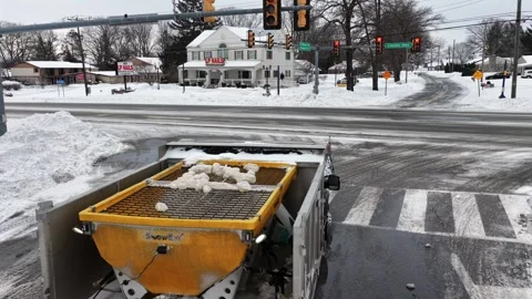 Snow-covered intersection in lancaster, Pennsylvania, with road maintenance Vidéo 331665801