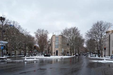 Snow-covered intersection with traffic lights and buildings in Paris, France. Stockfoto's