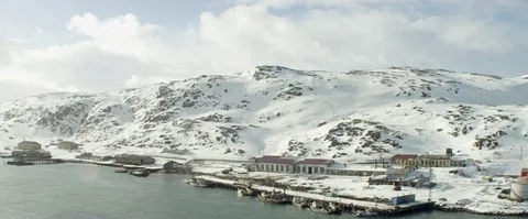 Snow covered mountain and houses near the harbor 库存影片 74675341