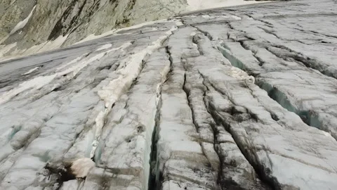 A snow covered mountain Vidéo 156844753