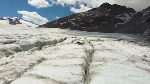 A snow covered mountain Видео 156847694