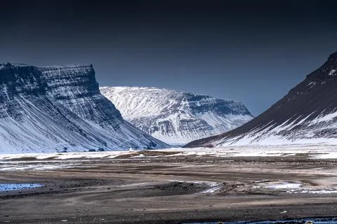 Snow-covered mountain range with dark sky Foto stock