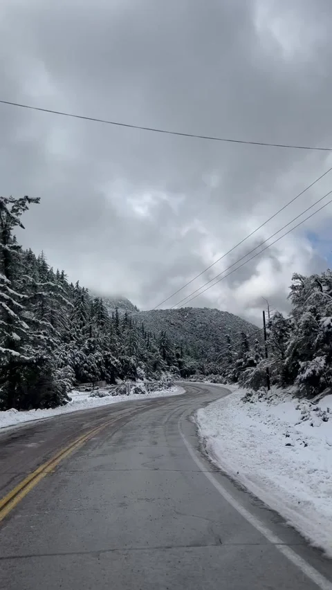 Snow Covered Mountain Road Vidéo 263929929
