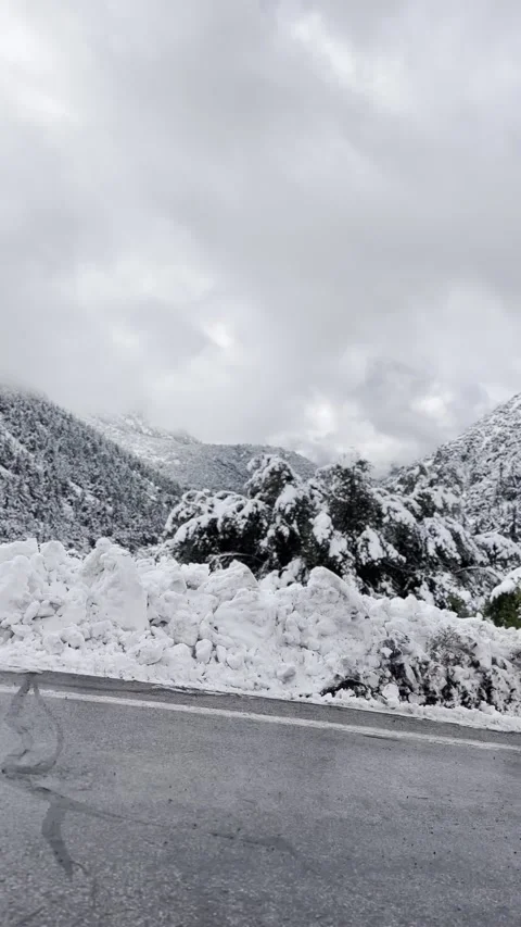 Snow Covered Mountain Road Vídeo Stock 263930042