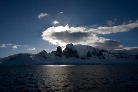 Snow-covered mountains in backlight Foto stock