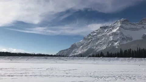 Snow-covered mountains during the winter in Banff. Video stock 130404086