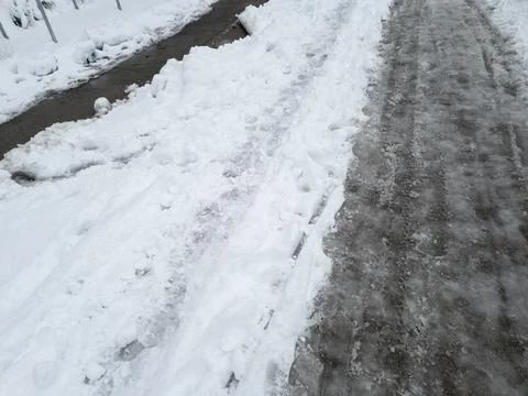 A snow-covered path visible through a layer of snow and ice, showcasing a winter Fotos de archivo