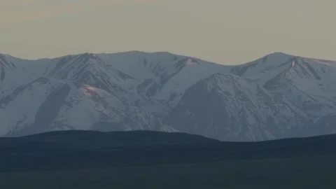 Snow-covered ridges of Central Tien Shan mountains at sunset, Kazakhstan Vidéo 333910620