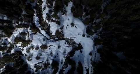 Snow covered river, CA Mountains 库存影片 118632238