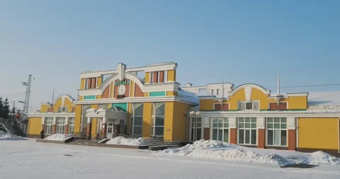 A snow-covered square in front of the city railway station  on a winter day. 스톡 동영상 233586748