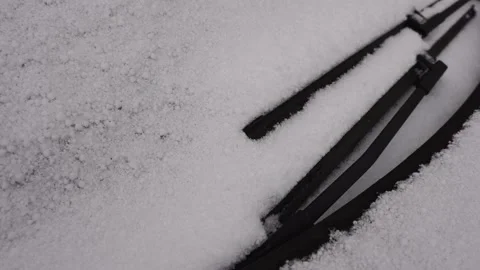 Snow covered windshield with wiper blades. Frozen snow on car in cold winter Stock-Footage 148099558