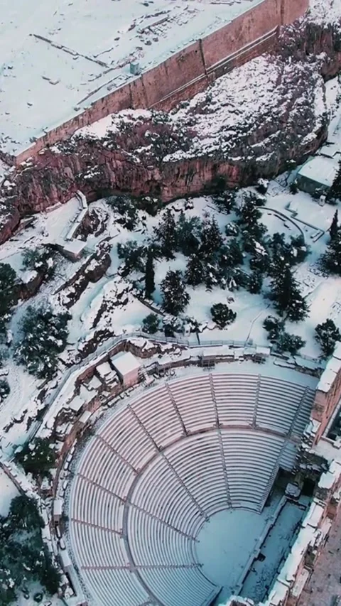Snow covers Acropolis and ancient theatre from aerial view in winter Vídeos de archivo 335085167