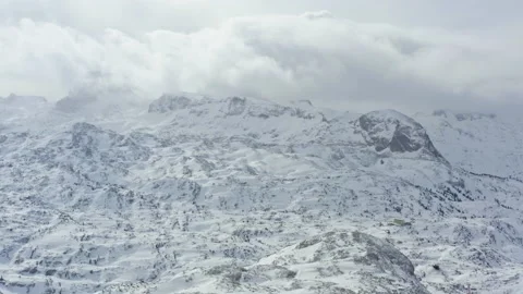 Snow covers alpine mountain ridges and peaks Stock-Footage 178488697