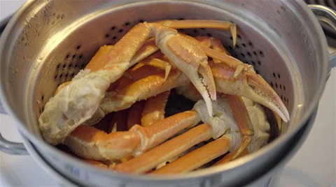 Snow Crab in pot. 4K UHD. Video stock 49979034