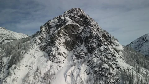 Snow-Draped Rocky Summit Towering Above Snoqualmie Pass 스톡 동영상 348533657