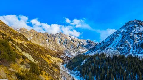 Snow-dusted Mountain Range Under Bright Blue Sky Stock-Fotos