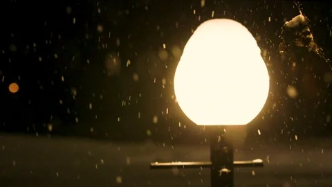Snow fall in slow motion by a light at night Stockbeeldmateriaal 101077392