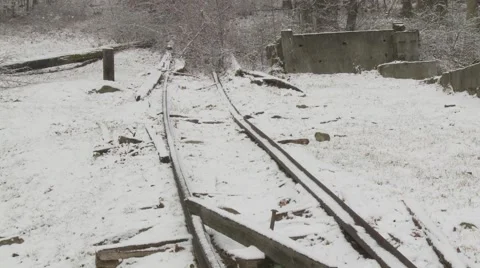 Snow falling on abandoned train tracks Vídeos de archivo 40736003
