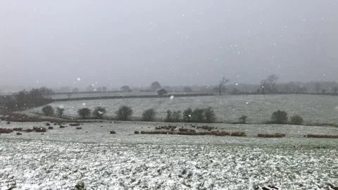 Snow falling across fields in April near Great Ayton, North Yorkshire, Engl.. 스톡 동영상 281260188