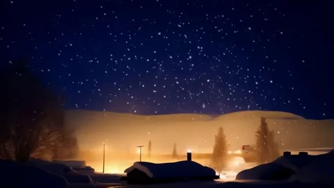 Snow falling against the night sky and city lights, snow covered roofs of h.. Vídeos de archivo 255894257