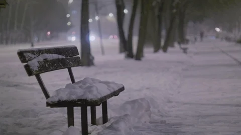 Snow falling in the city Stockbeeldmateriaal 87125714