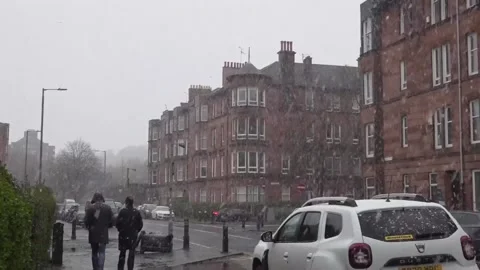 Snow falling in Glasgow on Easter Sunday Stock-Footage 332155130