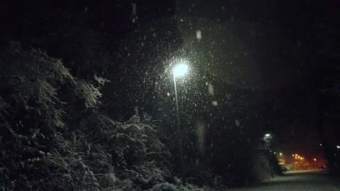 Snow falling at night against the backdrop of a streetlight 스톡 동영상 158456889