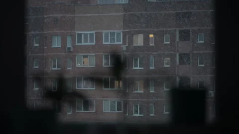 Snow falling over apartment building at dusk Vídeo Stock 305949247