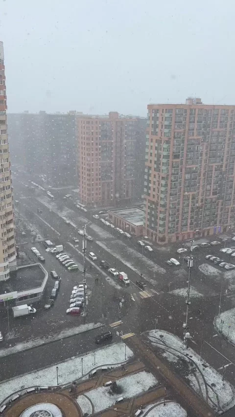 Snow falling in residential district with tall apartment building. City street Vídeos de archivo 339432912