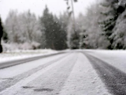 Snow falling on road - Captured in frog perspective Foto stock