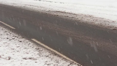 Snow Falling on Slushy Road 库存影片 83275710