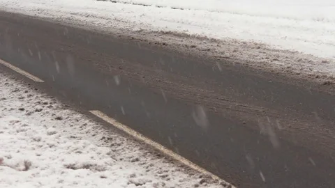 Snow Falling on Slushy Road 库存影片 83275712
