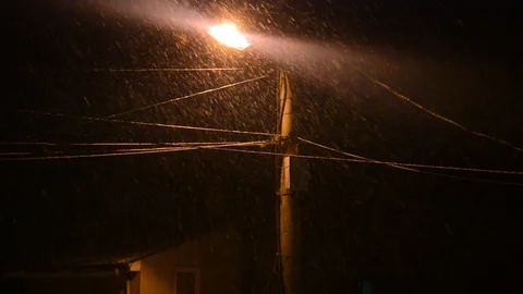 Snow falling at a street light 動画素材 102527102