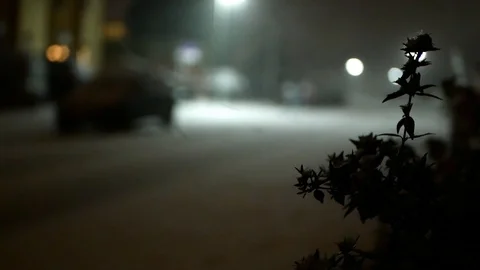 Snow falling on streets of Epsom, Surrey, Uk at night, winter scenic. 2018 Stockbeeldmateriaal 103586605
