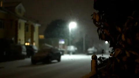 Snow falling on streets of Epsom, Surrey, Uk at night, winter scenic. Febr. 2018 Stockbeeldmateriaal 103587242