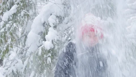 Snow falling on womans head 库存影片 168571577