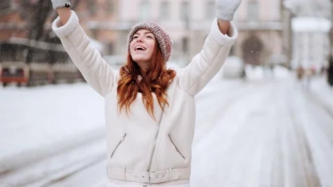 As the snow falls from the sky, a beautiful red hair woman with lovely freckles Stock Footage 149079985