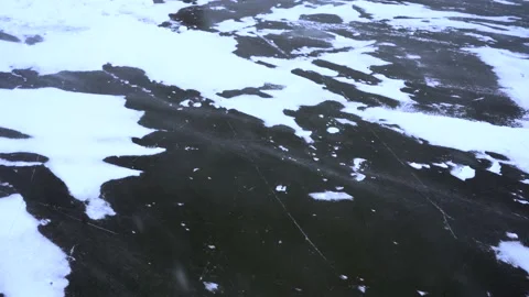 Snow is flying over surface of ice on frozen lake Vidéo 146477302