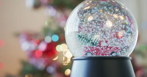 Snow Globe in Front of Christmas Tree - 4k Vidéo 144633718