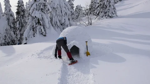 Snow igloo building in the high mountain Video stock 89833146