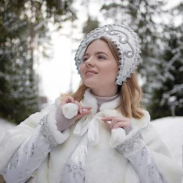 Snow Maiden , a cute young blonde in a white snow maiden costume with kokoshnik Foto stock