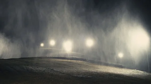Snow making system in work at night. Snow cannon Vídeo Stock 97283613