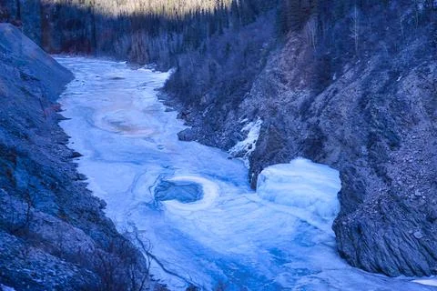 The snow melted in the river. Foto stock