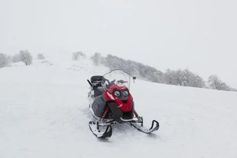 Snow mobile on the slope. Stockfoto's