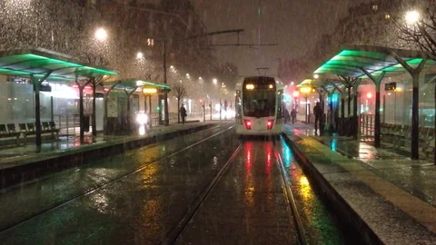 Snow in Paris, Night, Tram 動画素材 82914604