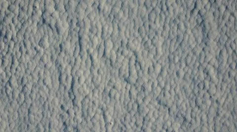 Snow on pasture field with patterns background Foto stock