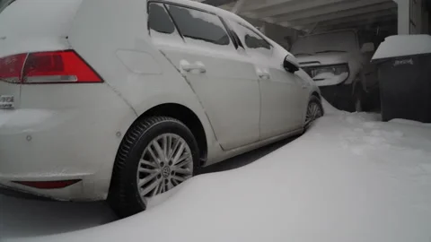 Snow piling up on a white passenger car after a blizzard Vídeos de archivo 158582452